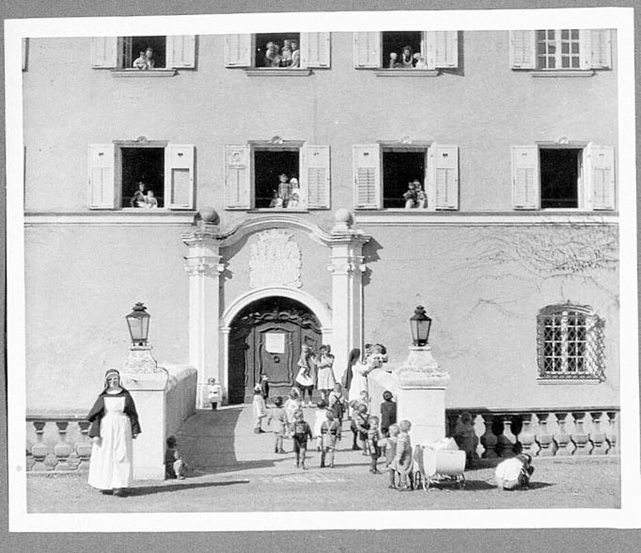 Schwestern und Kinder posieren vor dem Schloss Offenstetten