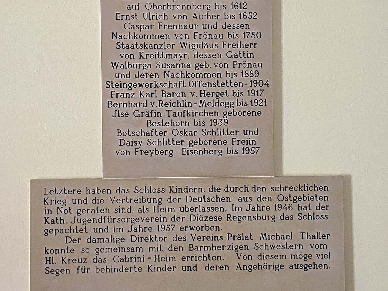 Steintafel im Schloss in Offenstetten mit den Besitzern